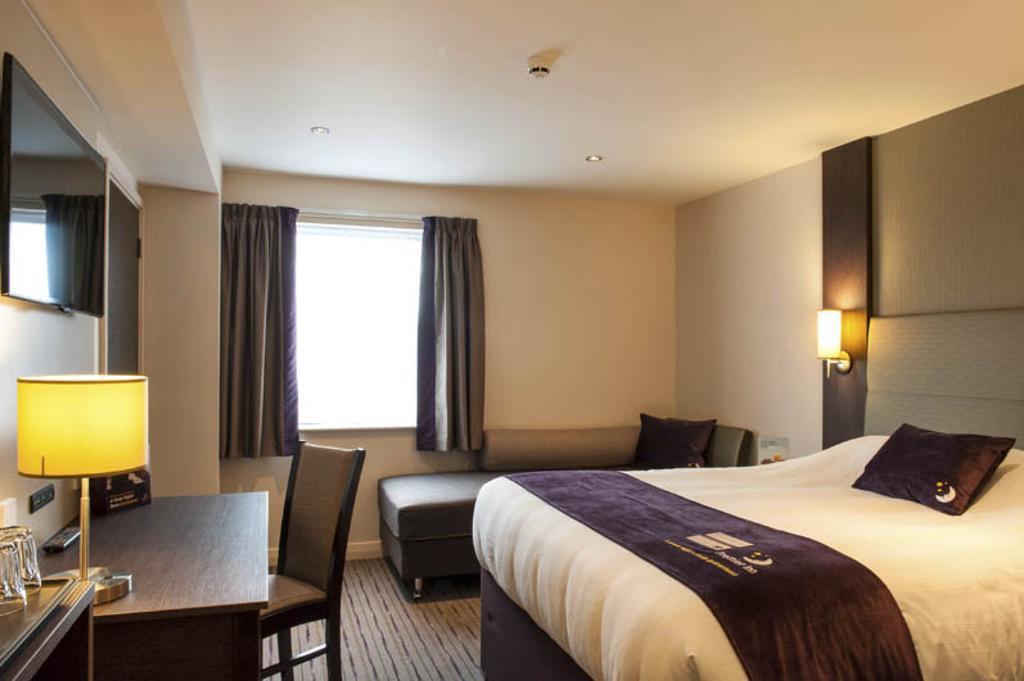 Premier Inn Утоксетър Екстериор снимка