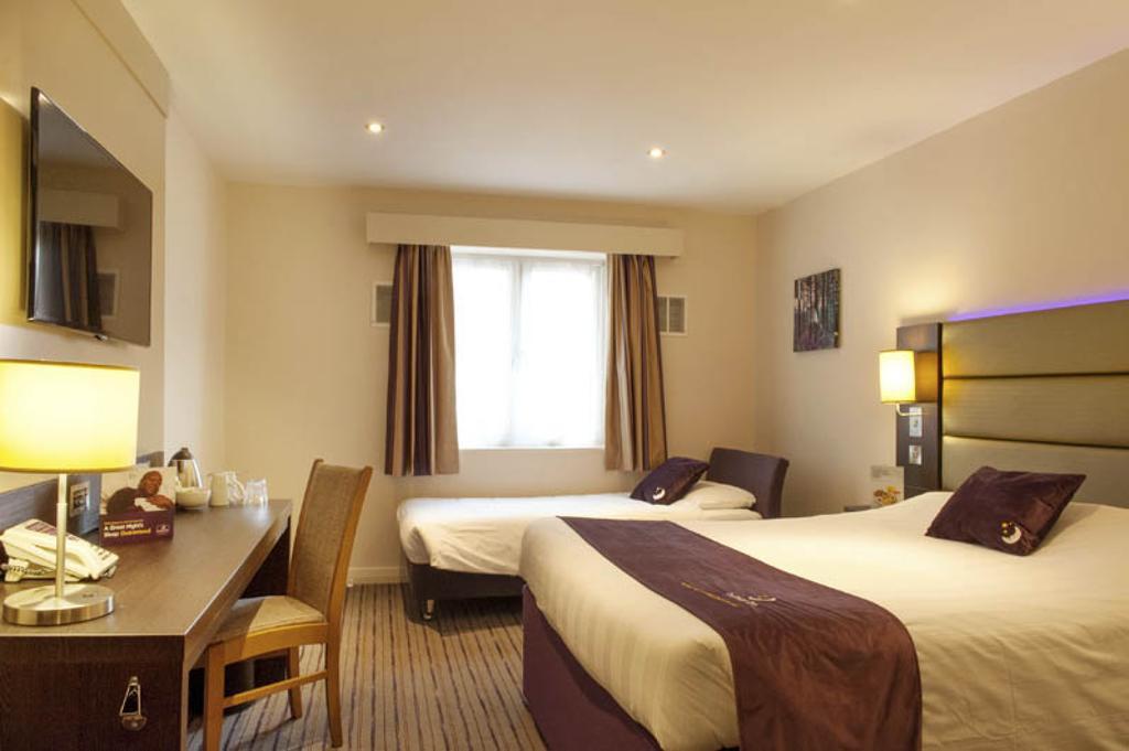 Premier Inn Утоксетър Екстериор снимка