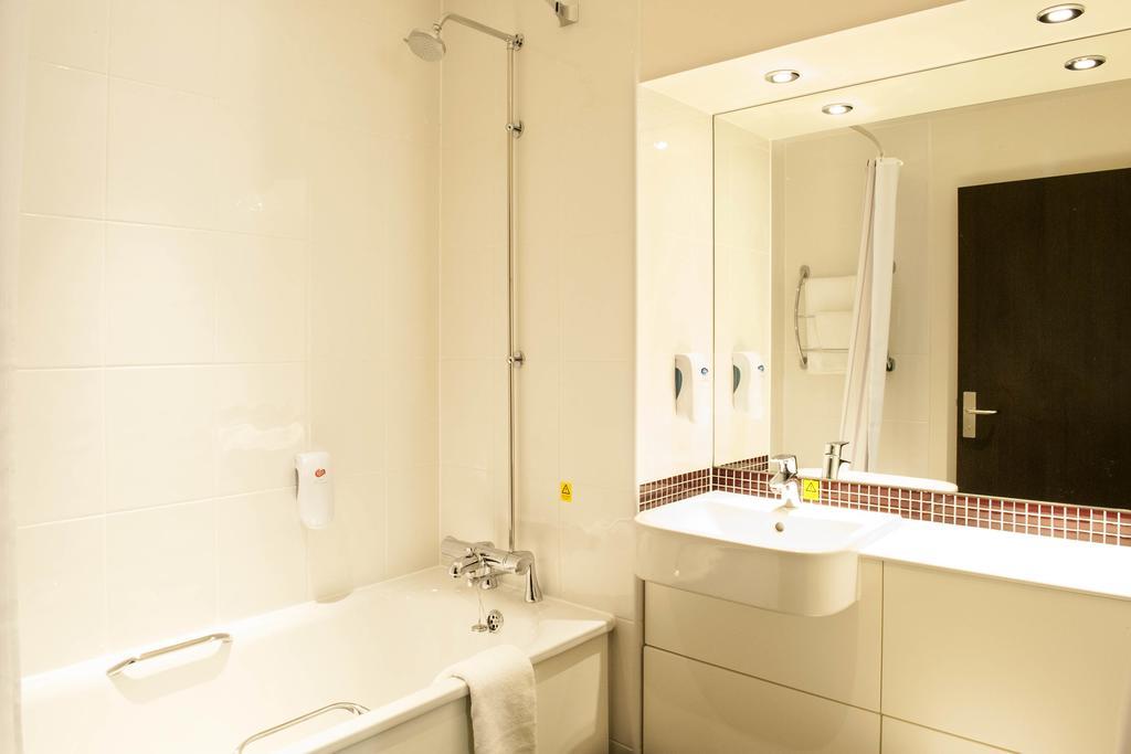 Premier Inn Утоксетър Екстериор снимка