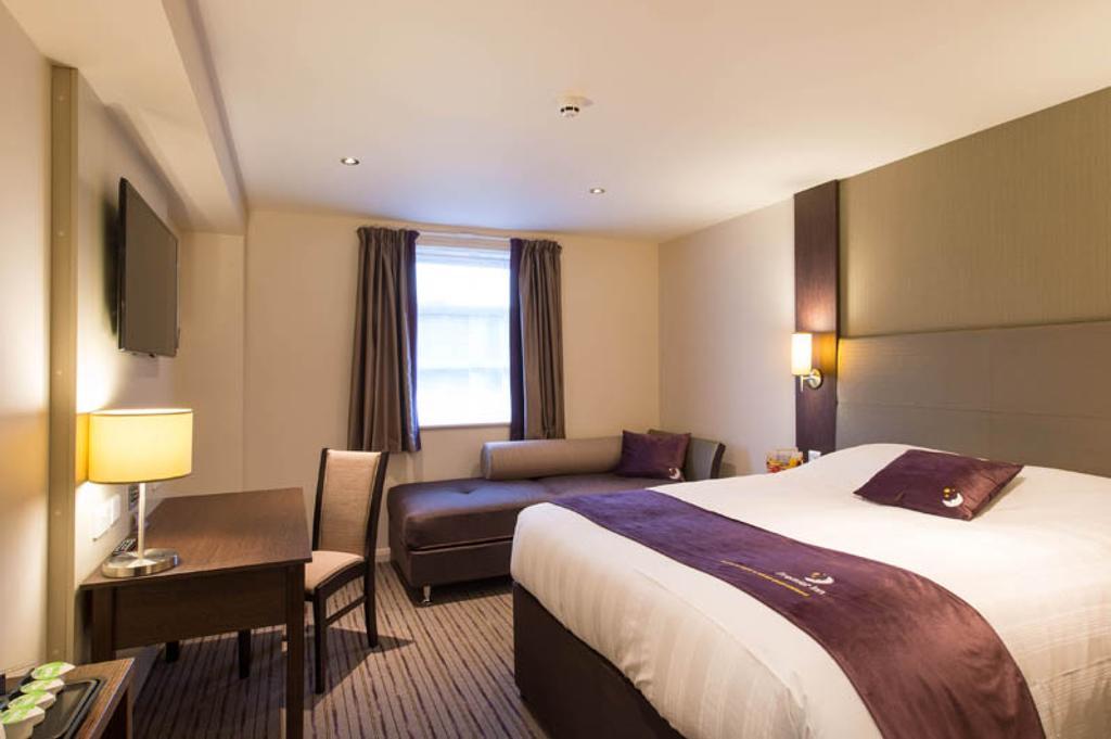 Premier Inn Утоксетър Екстериор снимка